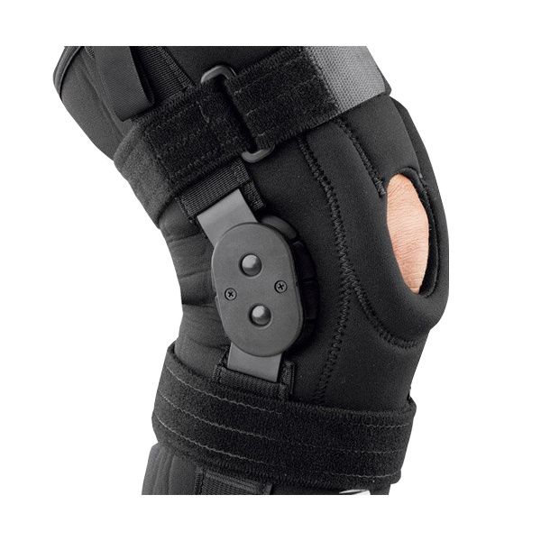 Knee brace with polycentric joint and open patella
