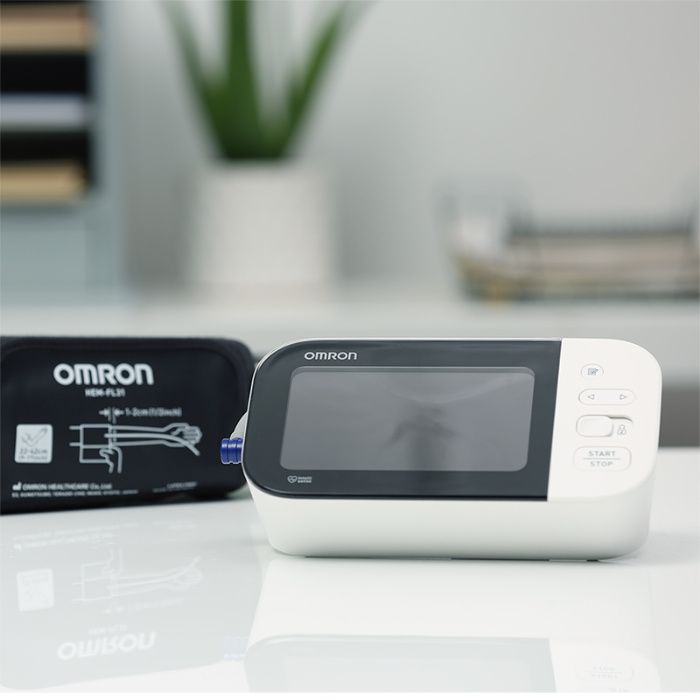 OMRON 5 Series Wireless Upper Arm Blood Pressure Monitor NEW IN